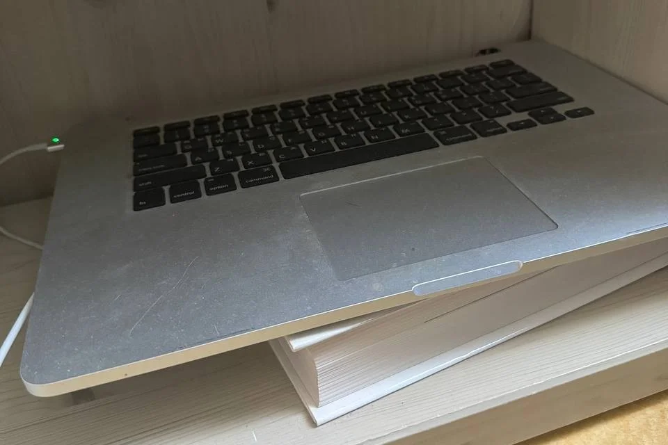액정을 떼어낸 채 선반 위에서 돌아가고 있는 15인치 맥북